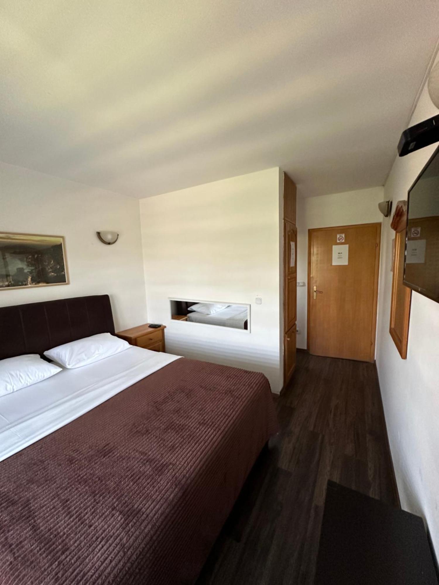 Prenociste Samir Hotel Gradacac ภายนอก รูปภาพ